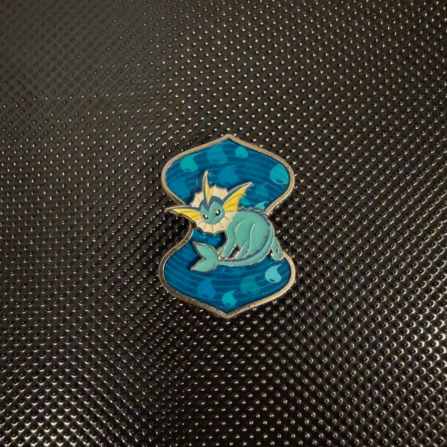 Vaporeon VMAX Premium Collection Pin